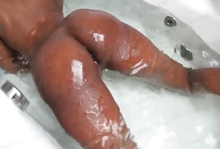 Gran culo negro en la bañera