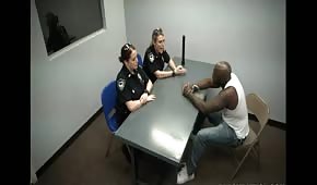 Interrogatorio con dos policías cachondas