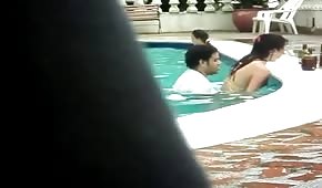 Sexo loco en la piscina del hotel