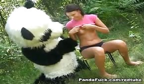 Panda se folla a una joven en el jardín