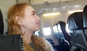 Una pelirroja está haciendo una mamada en el avión