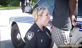 Una mujer policía está tirando una polla al aire libre