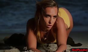 Chica mojada en bikini amarillo