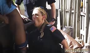 Mujeres policías están tirando una polla negra
