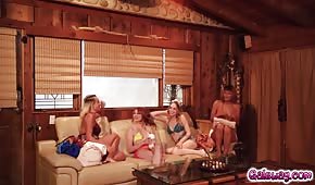 Chicas lindas se divierten en una casa de vacaciones