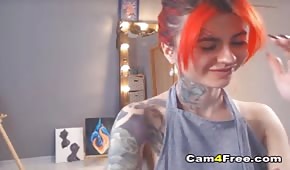 Una nena tatuada hace un espectáculo sexy