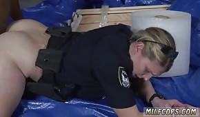 La mujer policía mete su culo gordo frente al bandido