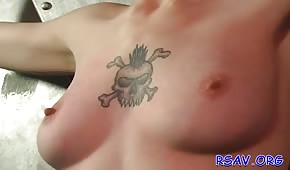 Un tatuaje entre las tetas de una feroz concursante
