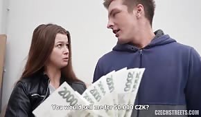 Sexo por dinero con una simpática checa