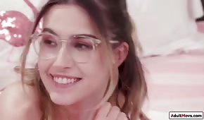 Cara bonita de una chica con gafas cachonda